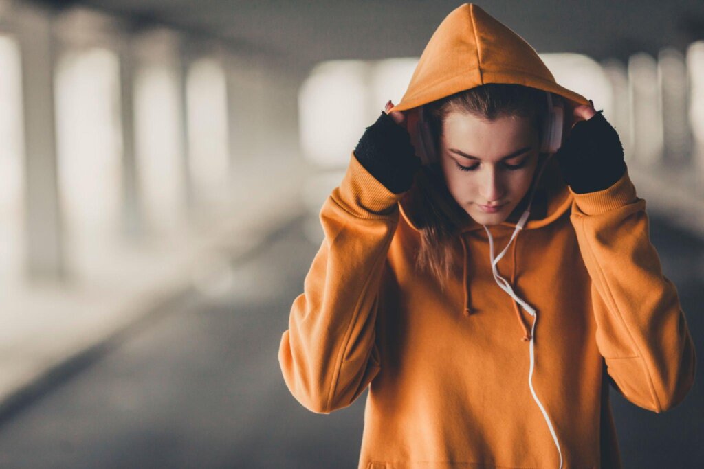 Cropped athletic hoodie with racerback design