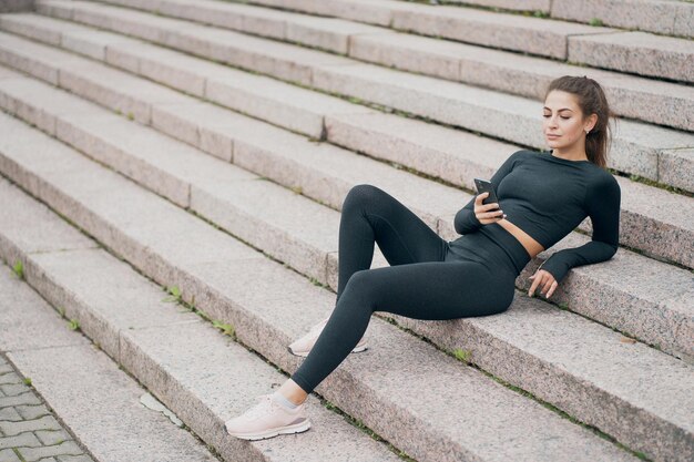 Classic four-way stretch leggings for daily wear
