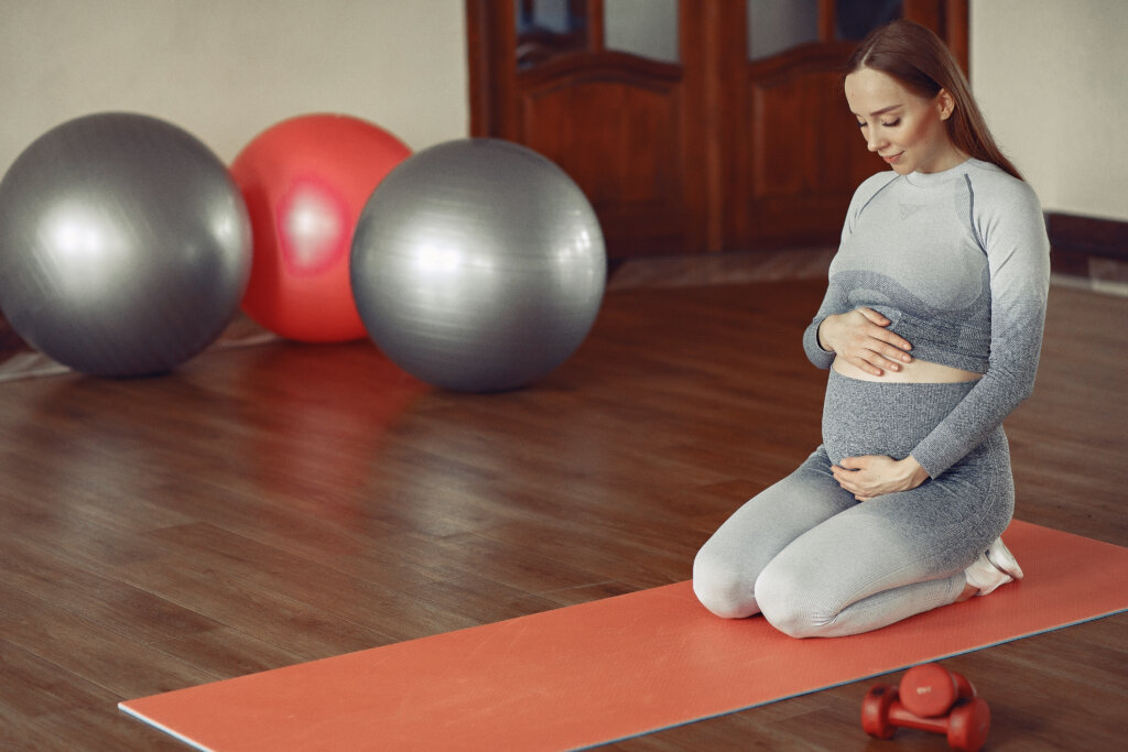 Maternity leggings with expandable support panel