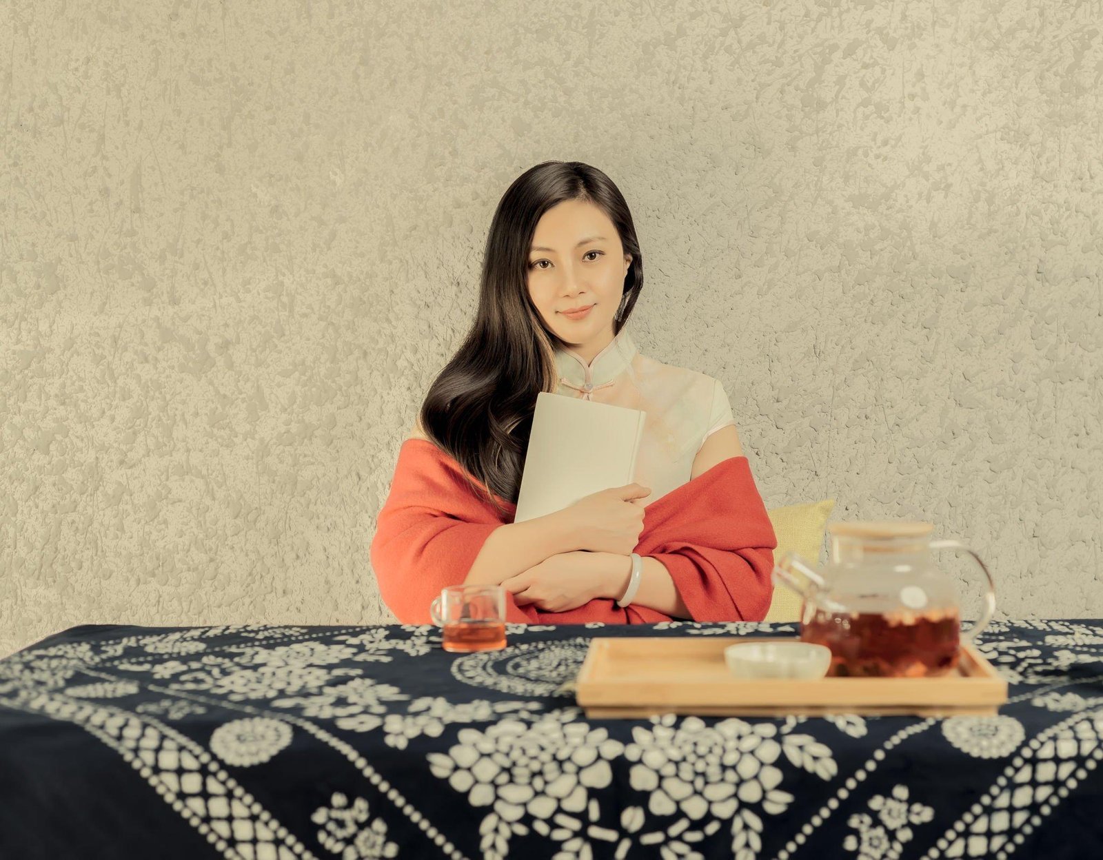 Close-up of a Mandarin Collar on a women's blouse