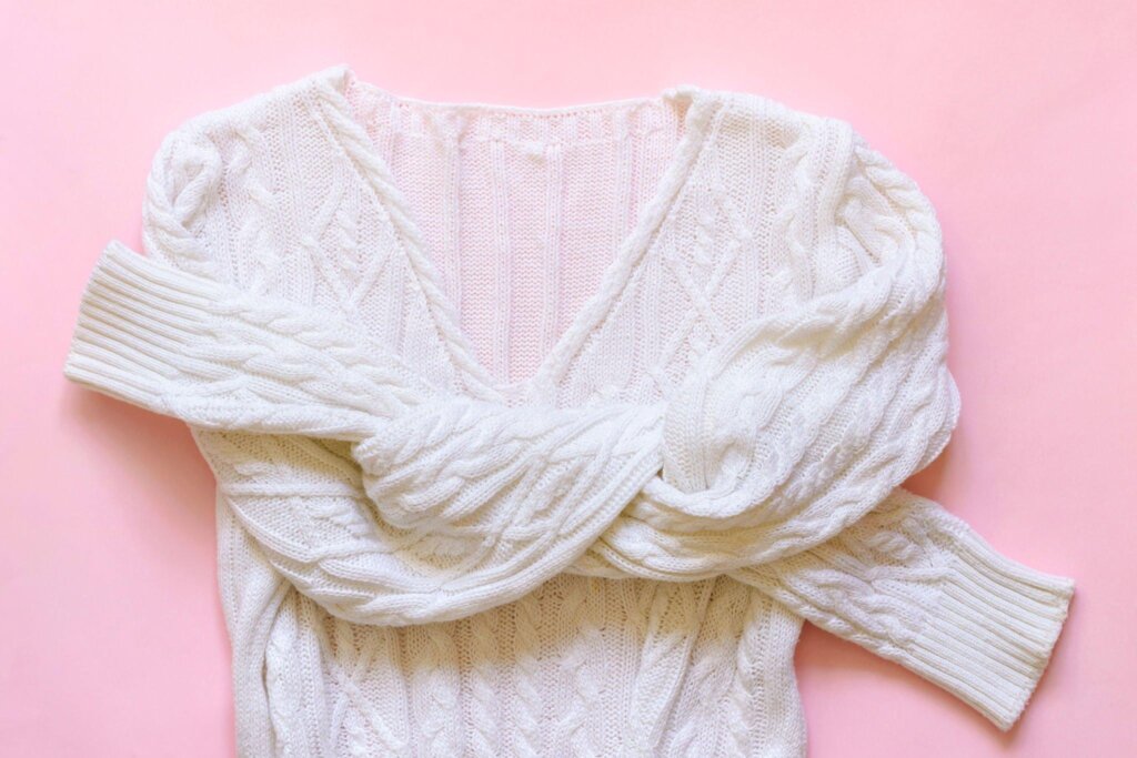 Cropped V-neck cardigan for warm-weather layering