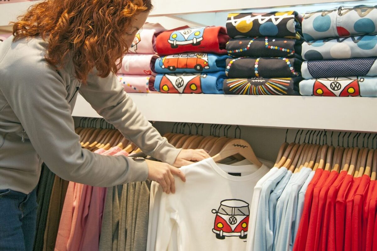 Ludyway | How to Effectively Outsource Clothing Manufacturing